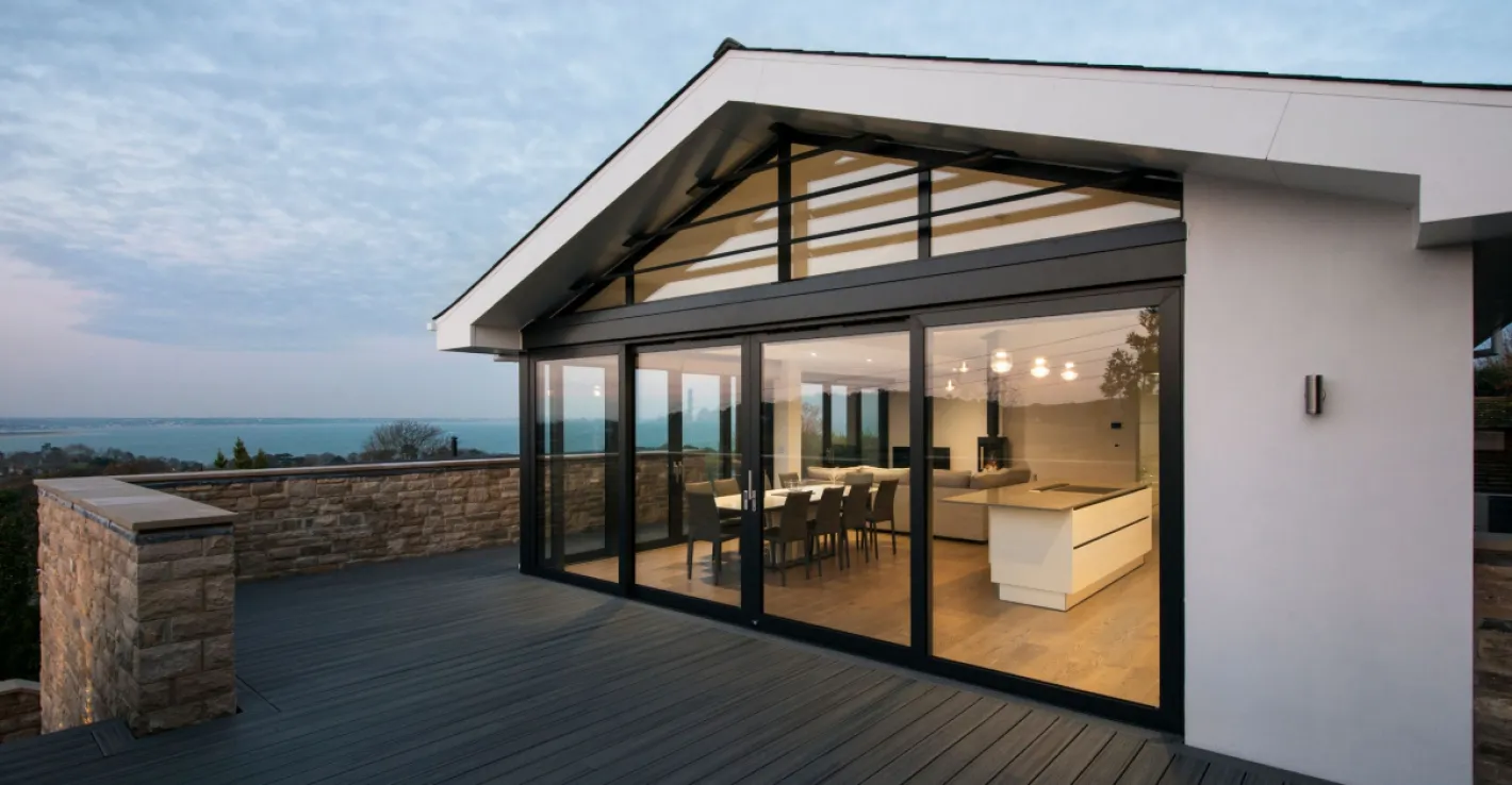 С алюминиевыми окнами ваша беседка будет уютной в любое время года.