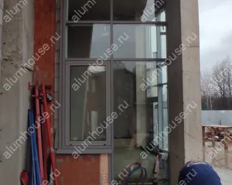 Монтаж фасадного остекление загородного дома из алюминиевого профиля