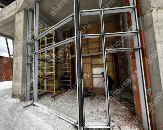 Монтаж фасадного остекление загородного дома из алюминиевого профиля