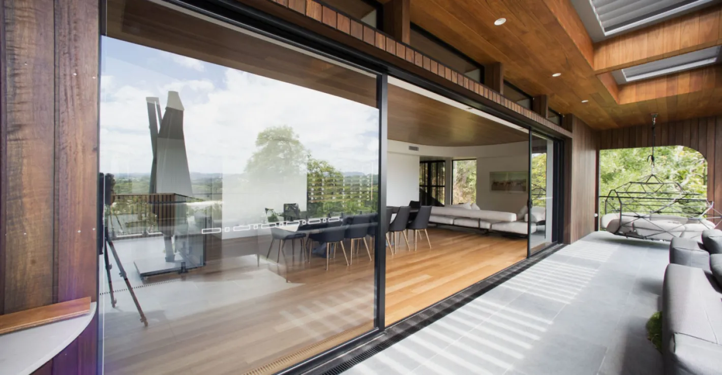 Создайте светлую, современную и надёжно защищённую террасу с алюминиевыми окнами от Alumhouse.