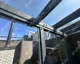 Строительство стеклянной террасы с безрамным остеклением