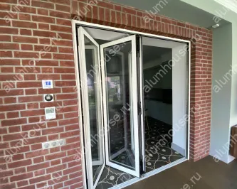 Трехстворчатая дверь гармошка из алюминия