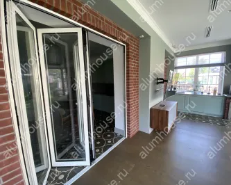 Трехстворчатая дверь гармошка из алюминия