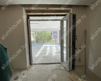 Трехстворчатая дверь гармошка из алюминия