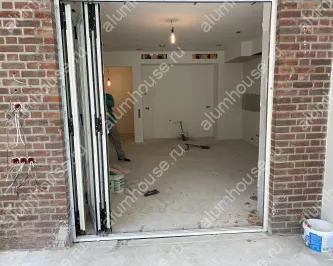 Трехстворчатая дверь гармошка из алюминия