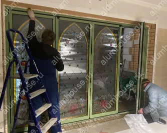 Складные двери гармошка со стеклопакетом с витражным рисунком