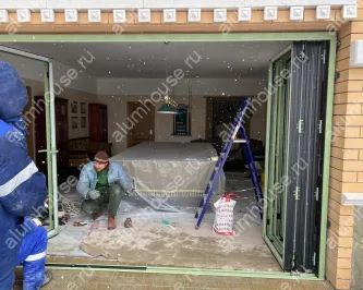 Складные двери гармошка со стеклопакетом с витражным рисунком