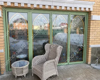 Складные двери гармошка со стеклопакетом с витражным рисунком