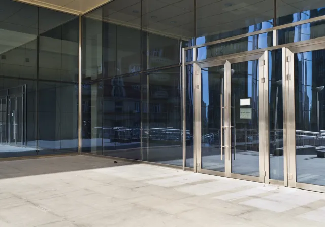 Алюминиевые двери в бизнес-центр