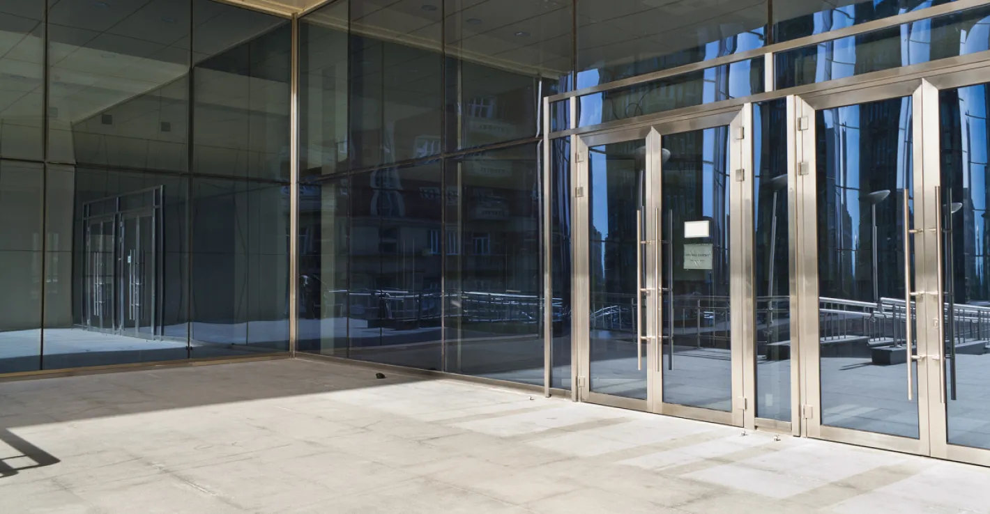 Лёгкие и долговечные алюминиевые двери подойдут для любого современного бизнес-центра.
