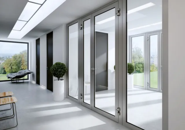 Алюминиевые двери в жилой комплекс