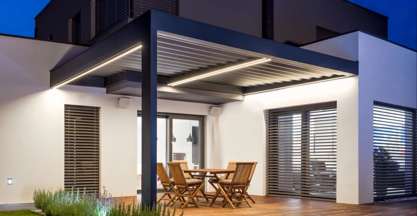 Создайте современную зону отдыха у дома с практичной алюминиевой перголой.