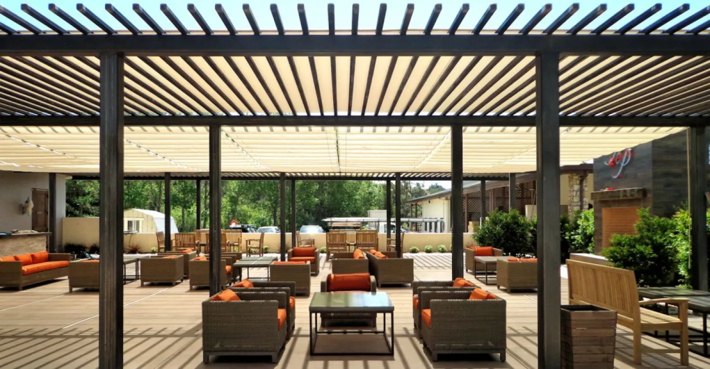 Современная алюминиевая пергола подчеркнёт индивидуальность вашего кафе и повысит комфорт посетителей.