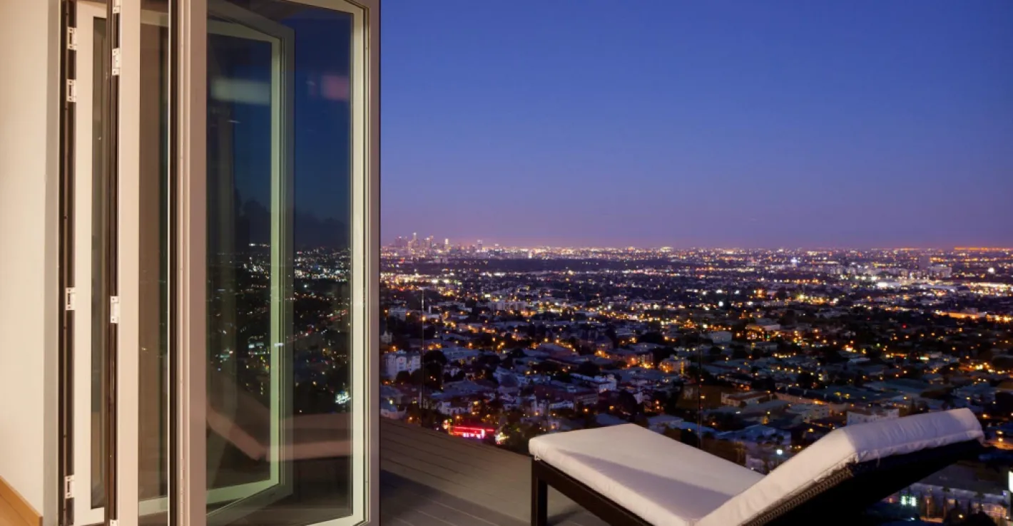 Складные двери-гармошка из алюминия делают балкон светлее и просторнее.