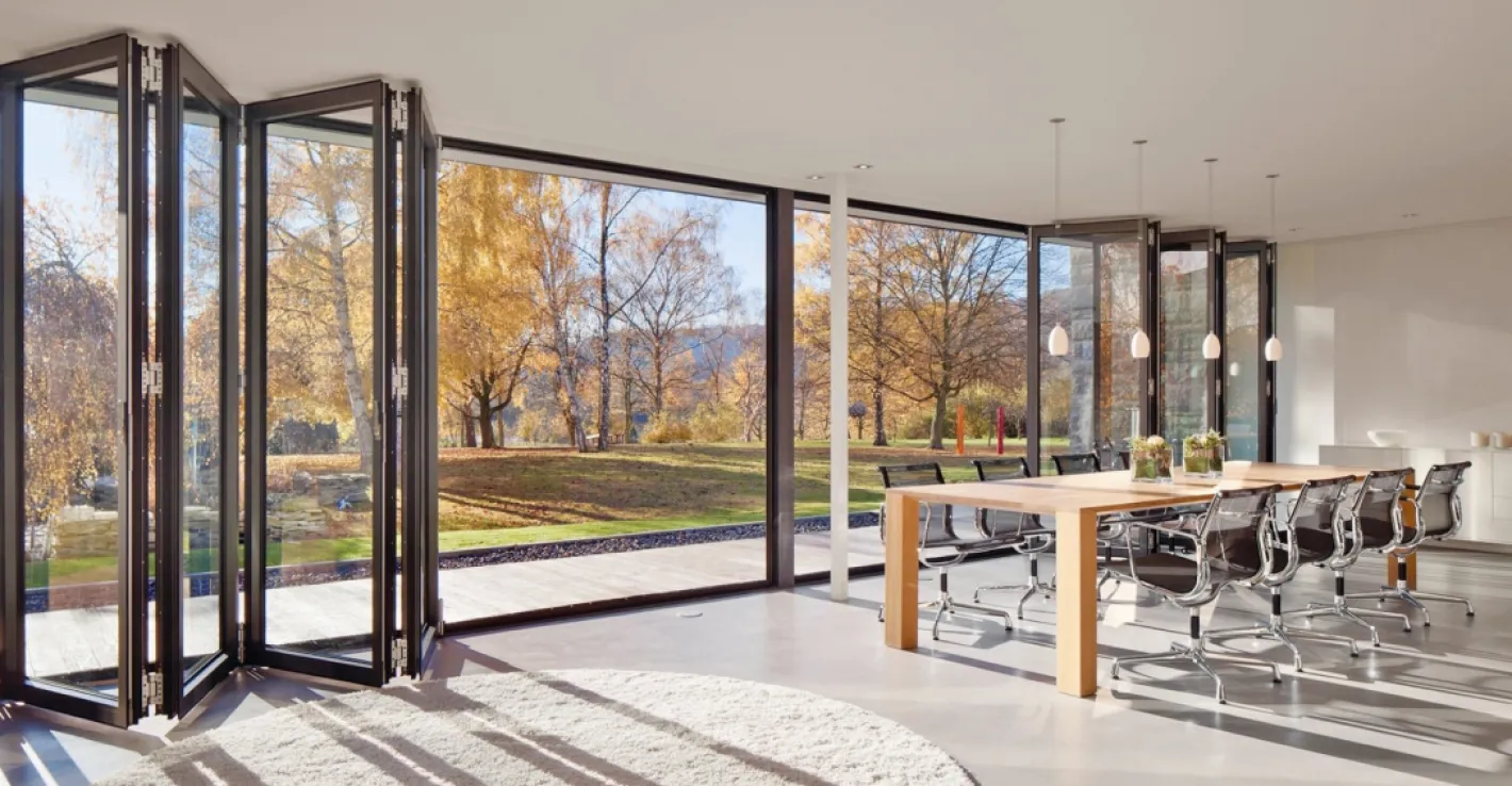 Освежите интерьер ресторана с современными алюминиевыми дверями-гармошка.