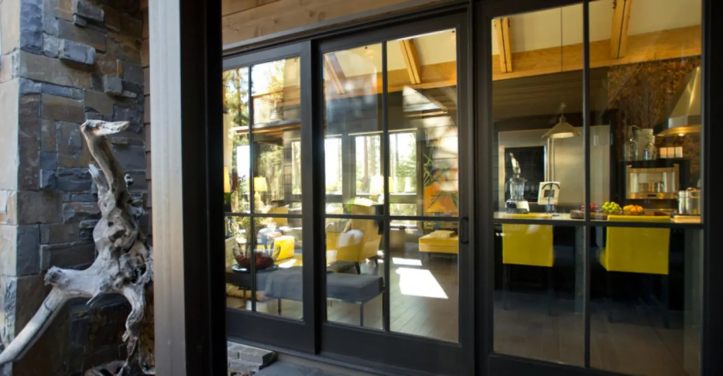 Раздвижные двери придают кафе современный и стильный вид.