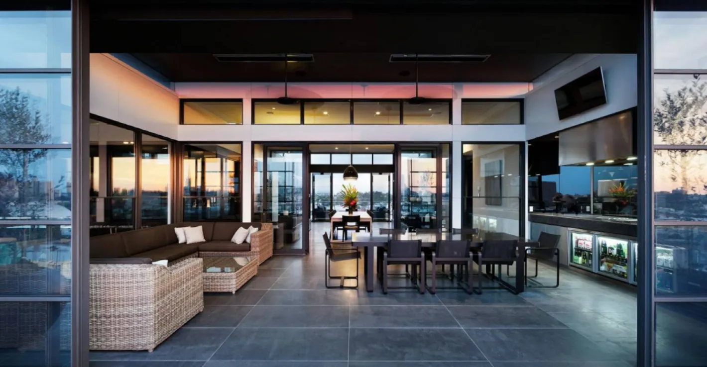 Алюминиевые раздвижные двери создают открытое и светлое пространство в ресторане.