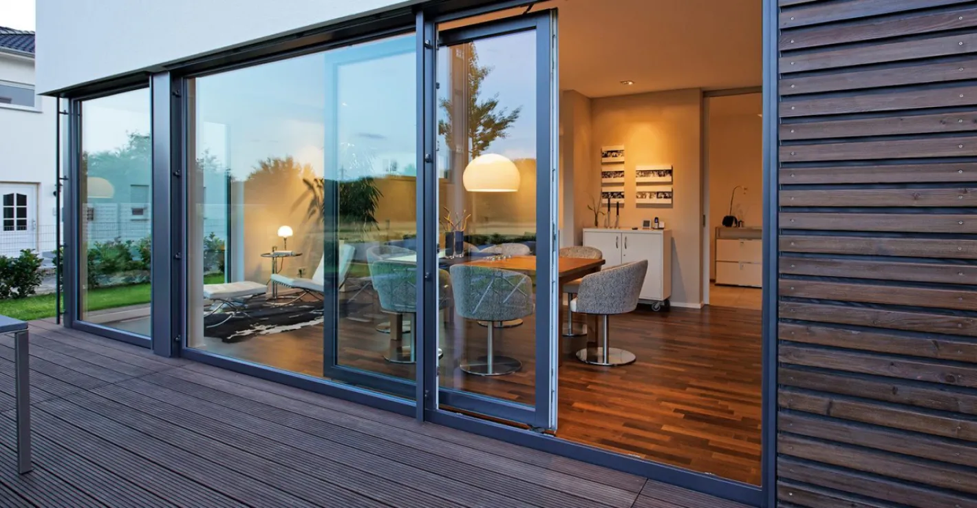 Алюминиевые раздвижные двери добавят террасе стиля и функциональности.