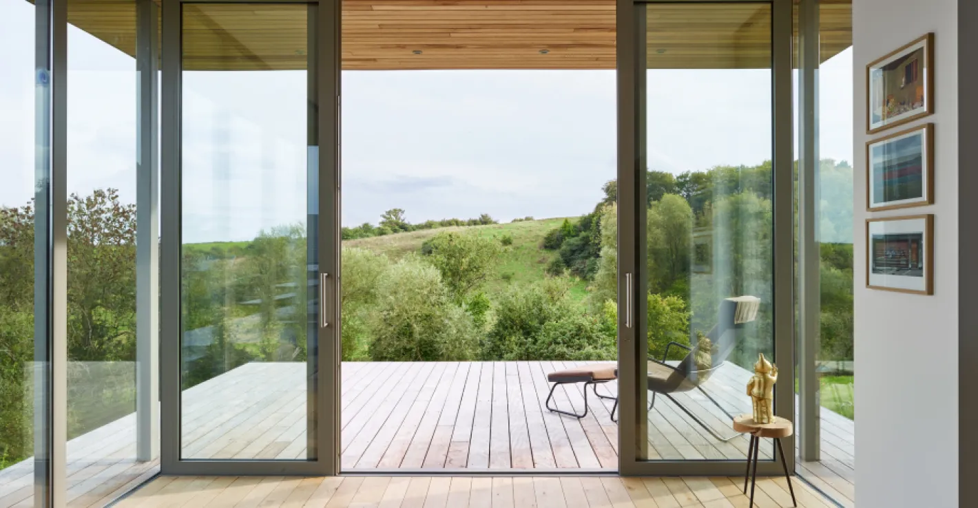 Пространство и комфорт — с раздвижными дверями из алюминия на веранде.