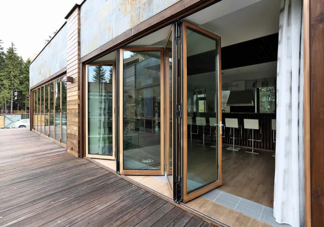 Алюминиевые двери гармошки для кафе