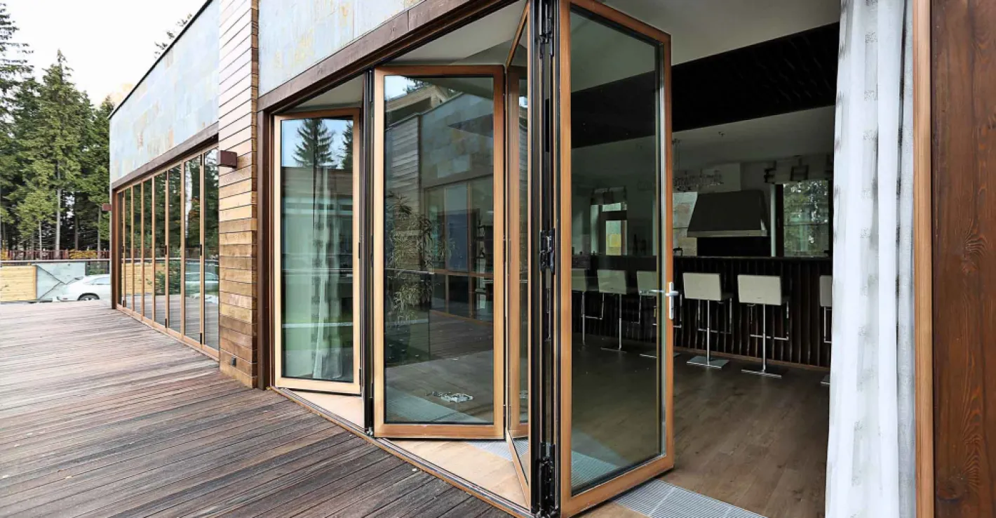 Добавьте стиль и функциональность вашему кафе с алюминиевыми дверями-гармошка.