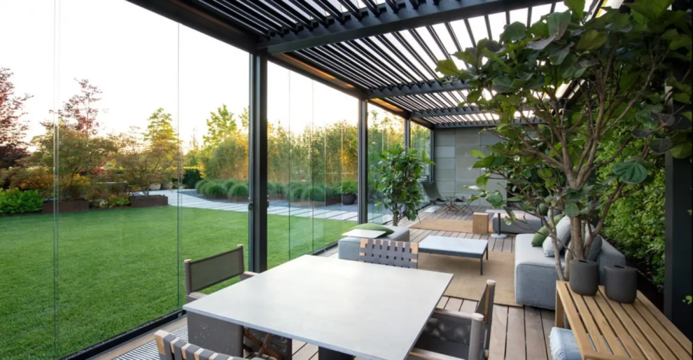 Современное безрамное остекление делает вашу террасу прозрачной, лёгкой и уютной.