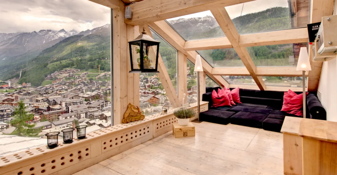 Балкон под стеклянной крышей открывает красивые виды и защищает от осадков.