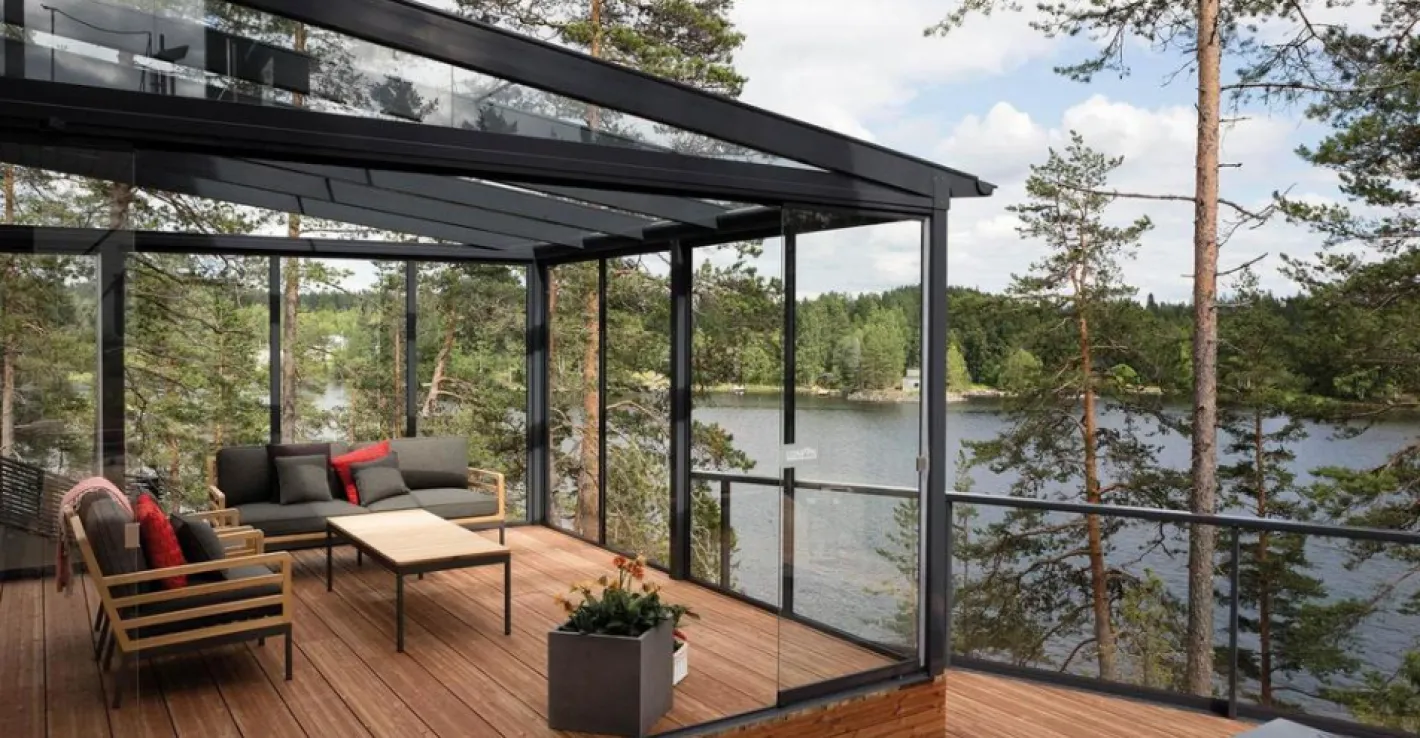 Благодаря стеклянной крыше беседка становится светлым и защищённым уголком на участке.