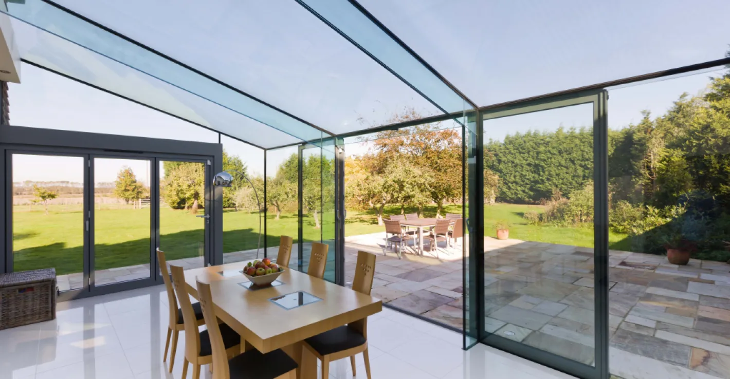 Современная стеклянная крыша наполняет террасу естественным светом.