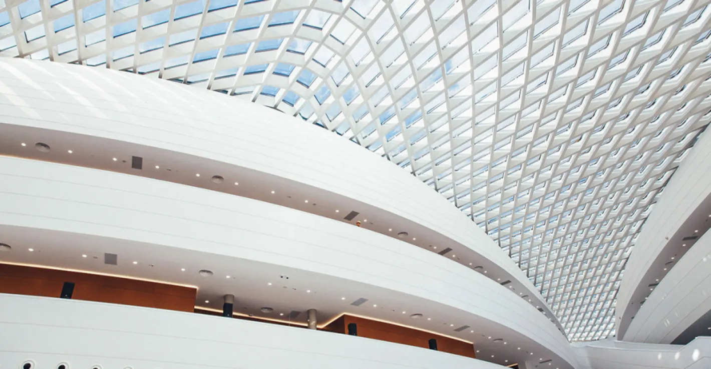 Крыша из стекла делает пространство торгового центра открытым и светлым.