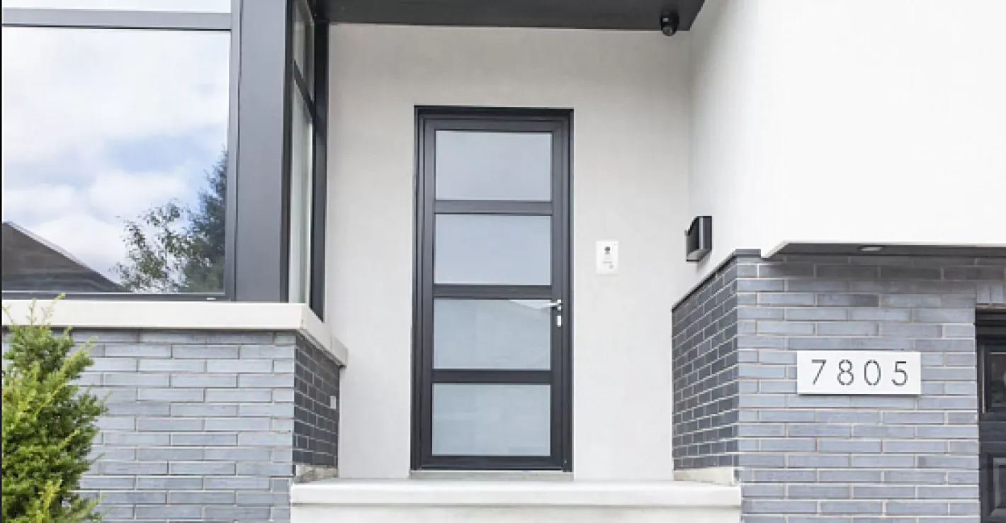 Добавьте стиль и защиту вашему дому — выберите алюминиевые двери.