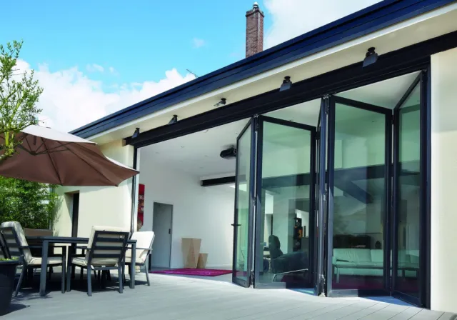 Алюминиевые двери гармошки на веранду