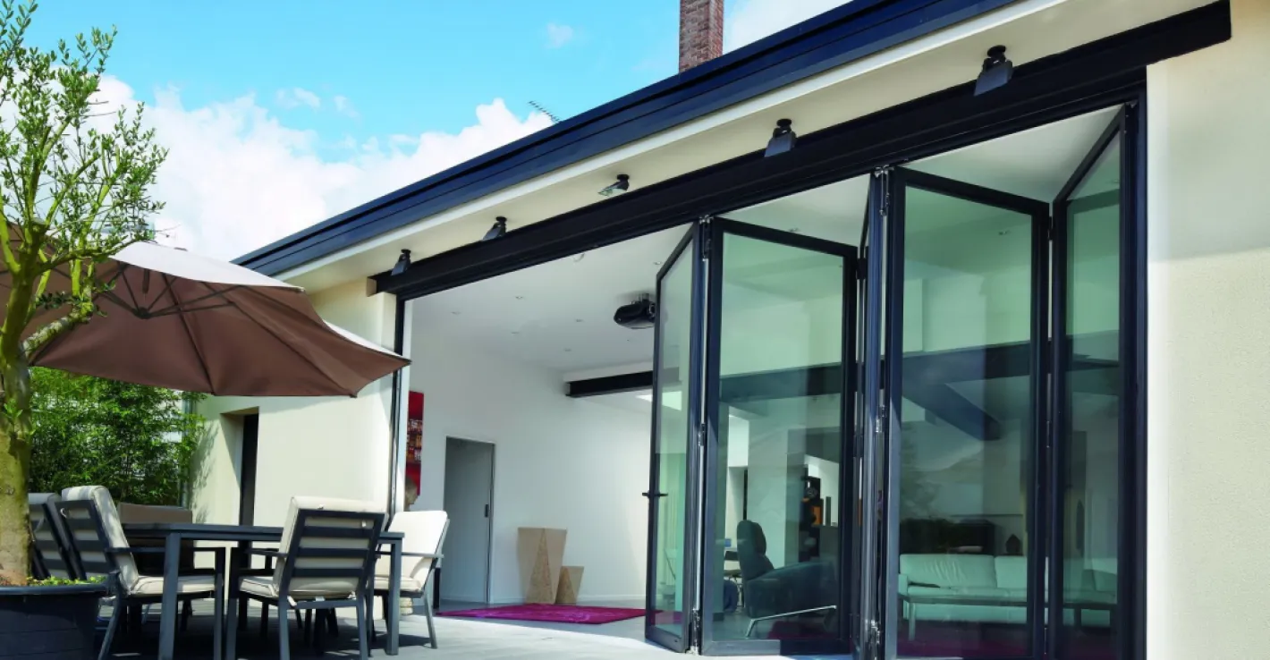 Сделайте веранду уютной и современной, выбрав алюминиевые двери-гармошка.