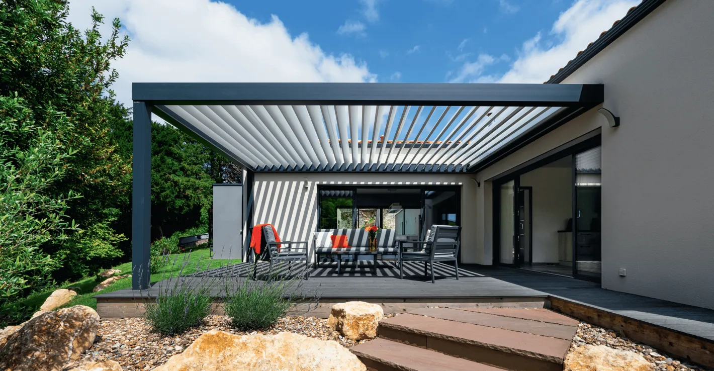 Алюминиевая беседка на террасе - стильное и долговечное решение для комфортного отдыха.