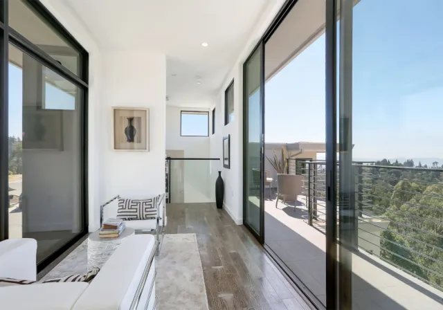 Раздвижные алюминиевые двери на балкон