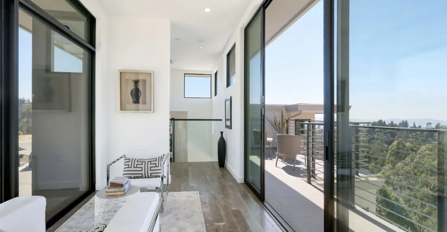 Раздвижные алюминиевые двери идеально подходят для балконов любого типа.