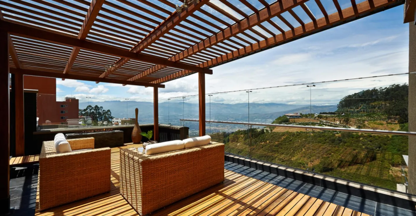 Организуйте лаунж-зону у себя дома — достаточно установить алюминиевую перголу на балконе.