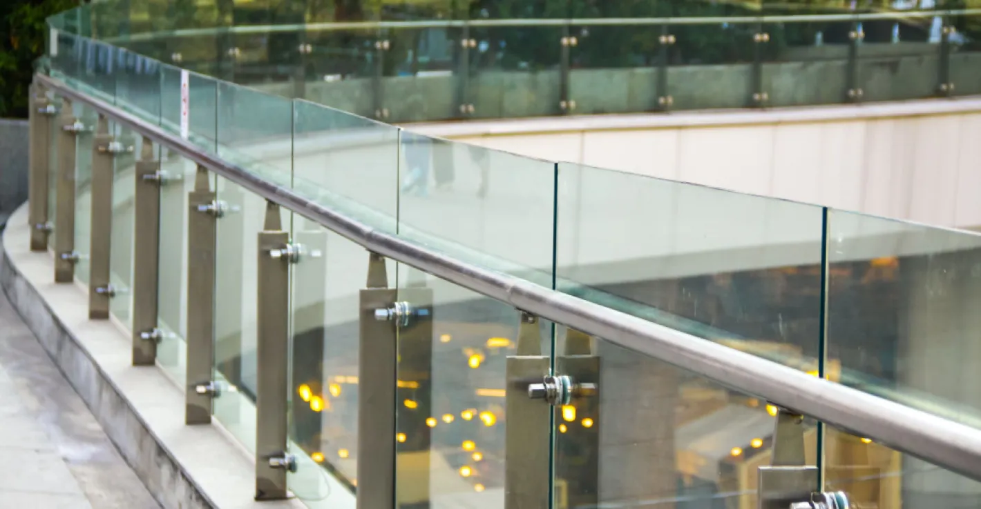Прочная балюстрада из стекла создаёт ощущение открытости без ущерба для защиты. Прочная балюстрада из стекла создаёт ощущение открытости без ущерба для защиты.
