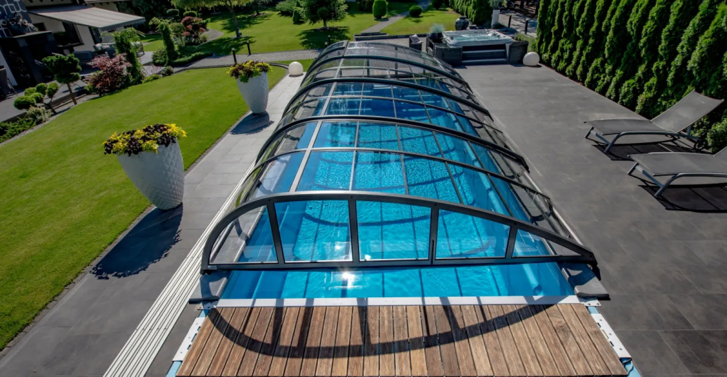 С крышей из стекла бассейн становится уютным и защищённым местом для плавания.