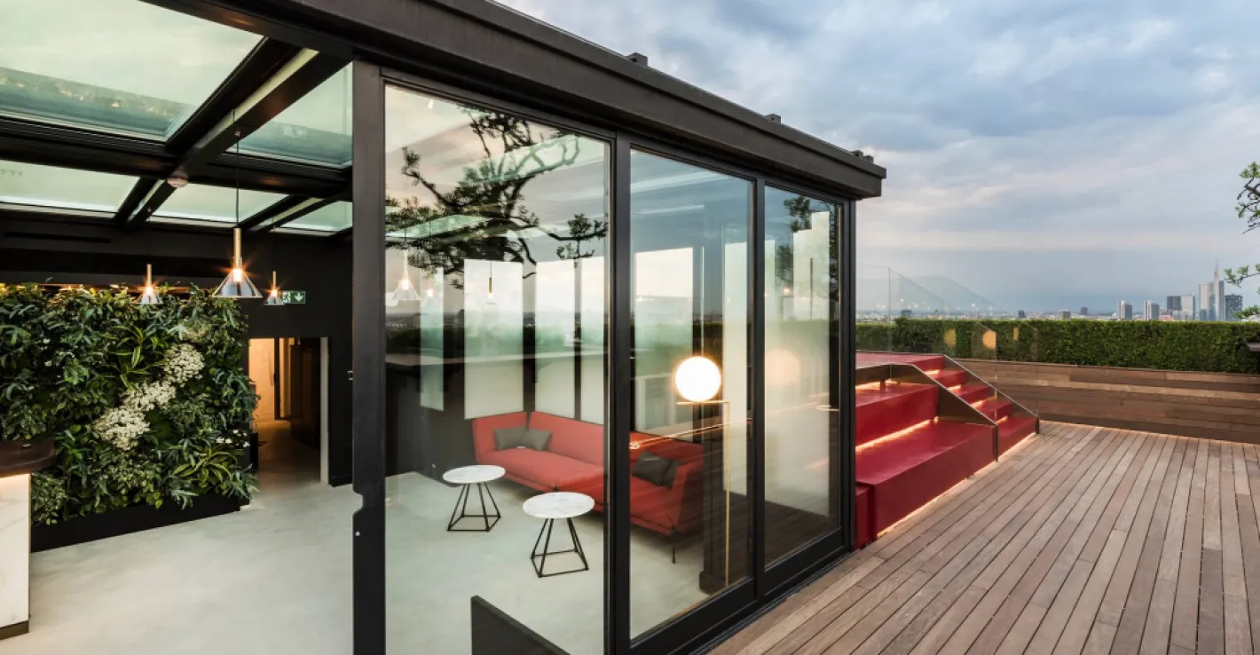 Сделайте беседку светлее с раздвижными дверями из алюминия.