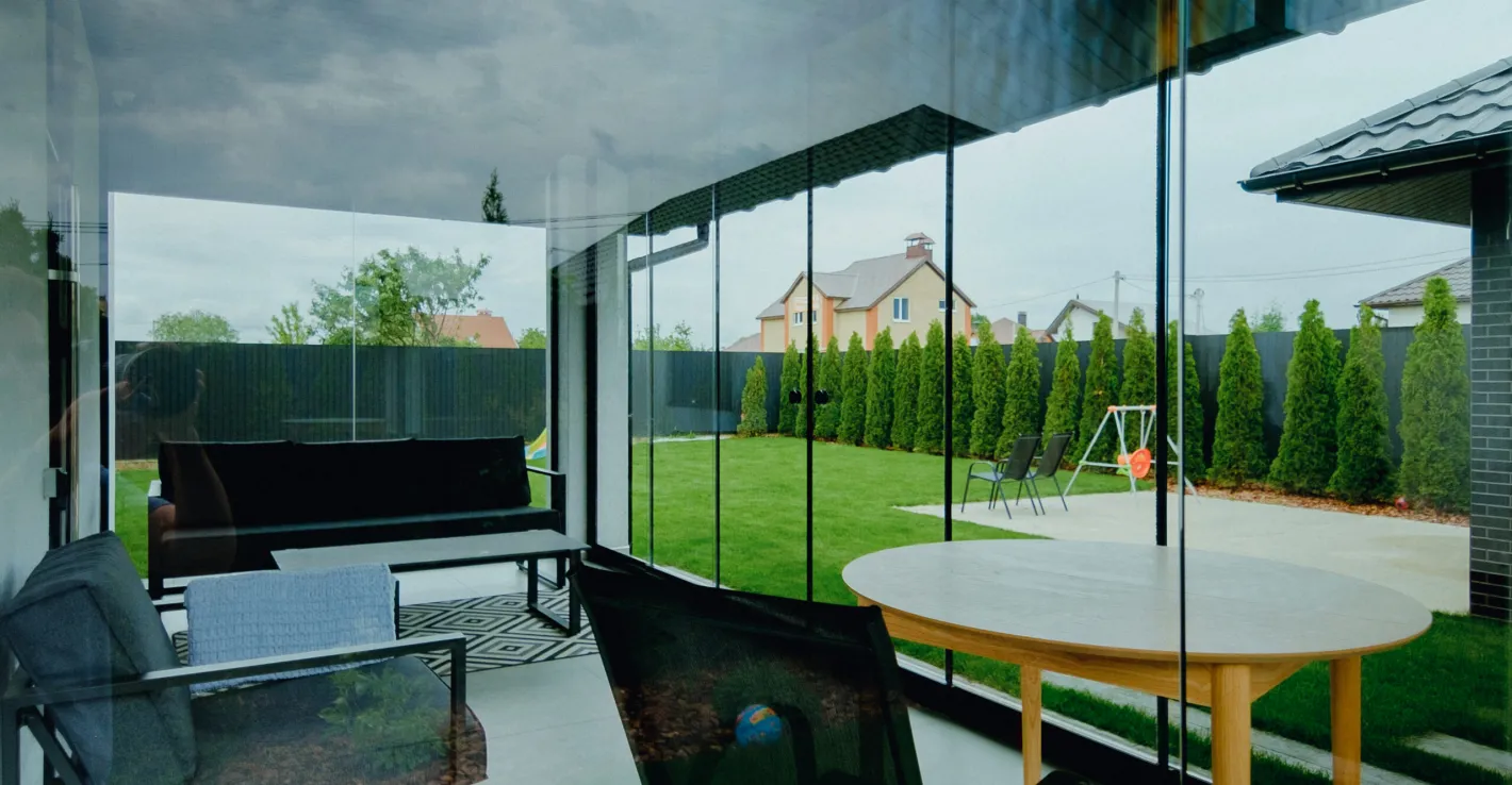 Архитектурное решение, основанное на использовании закаленного стекла без видимых каркасов и перемычек