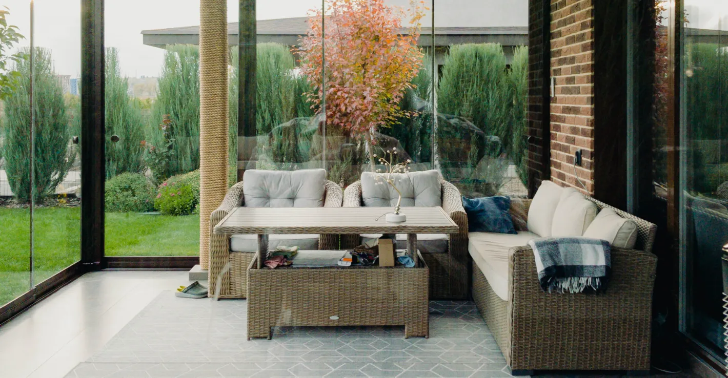 Современное исполнение, практичность и универсальность делают этот вид остекления оптимальным выбором