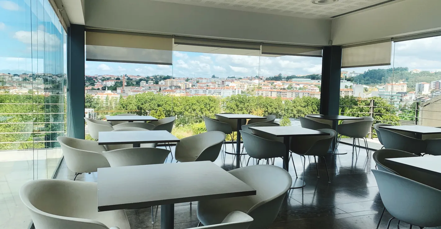 Панорамные стеклянные панели делают интерьер кафе современным и открытым.