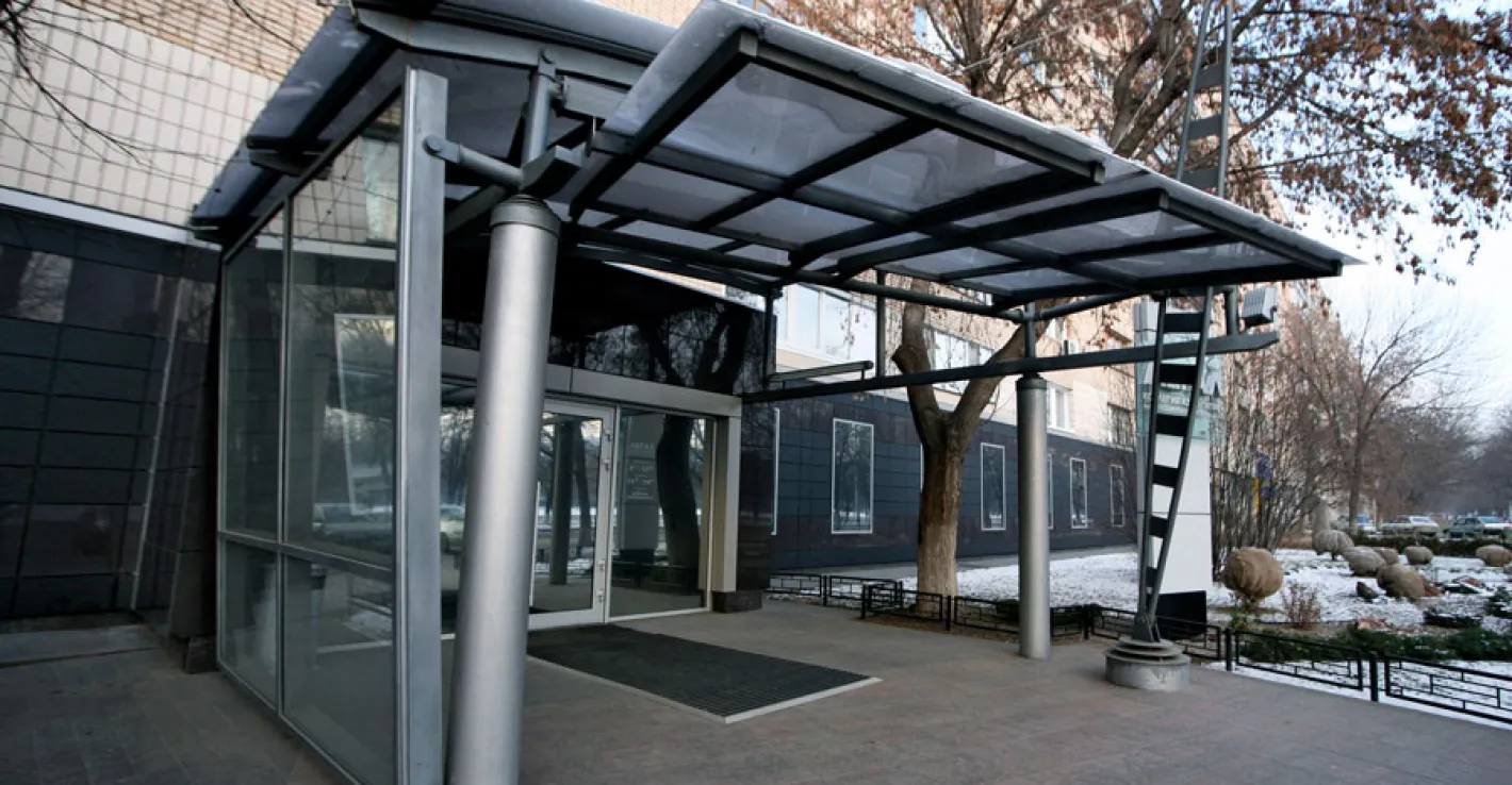 Стеклянный навес придаёт входу в бизнес-центр современный и представительный вид. Стеклянный навес придаёт входу в бизнес-центр современный и представительный вид.