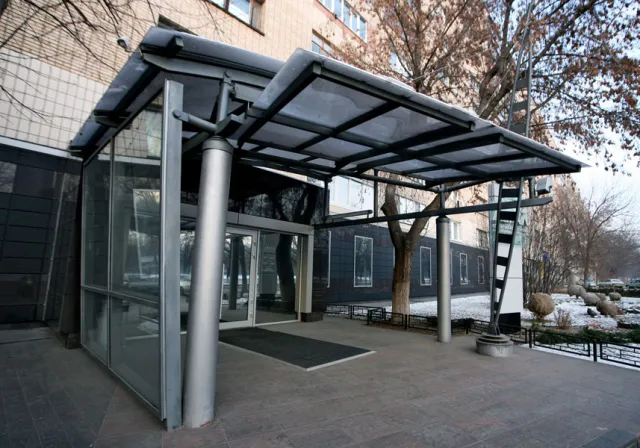 Стеклянные навесы для бизнес центров