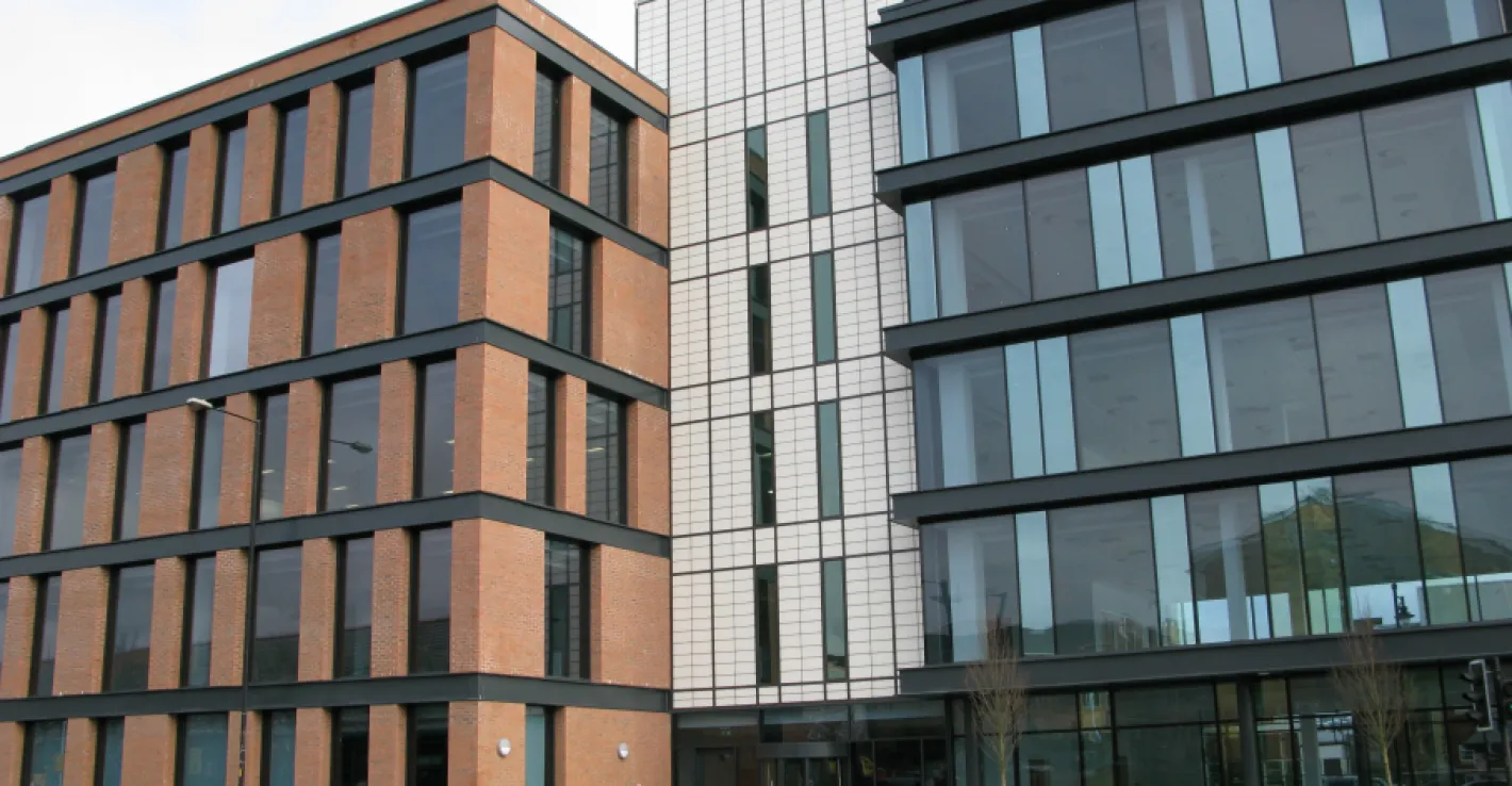 Фасадное остекление делает бизнес-центр современным и заметным.