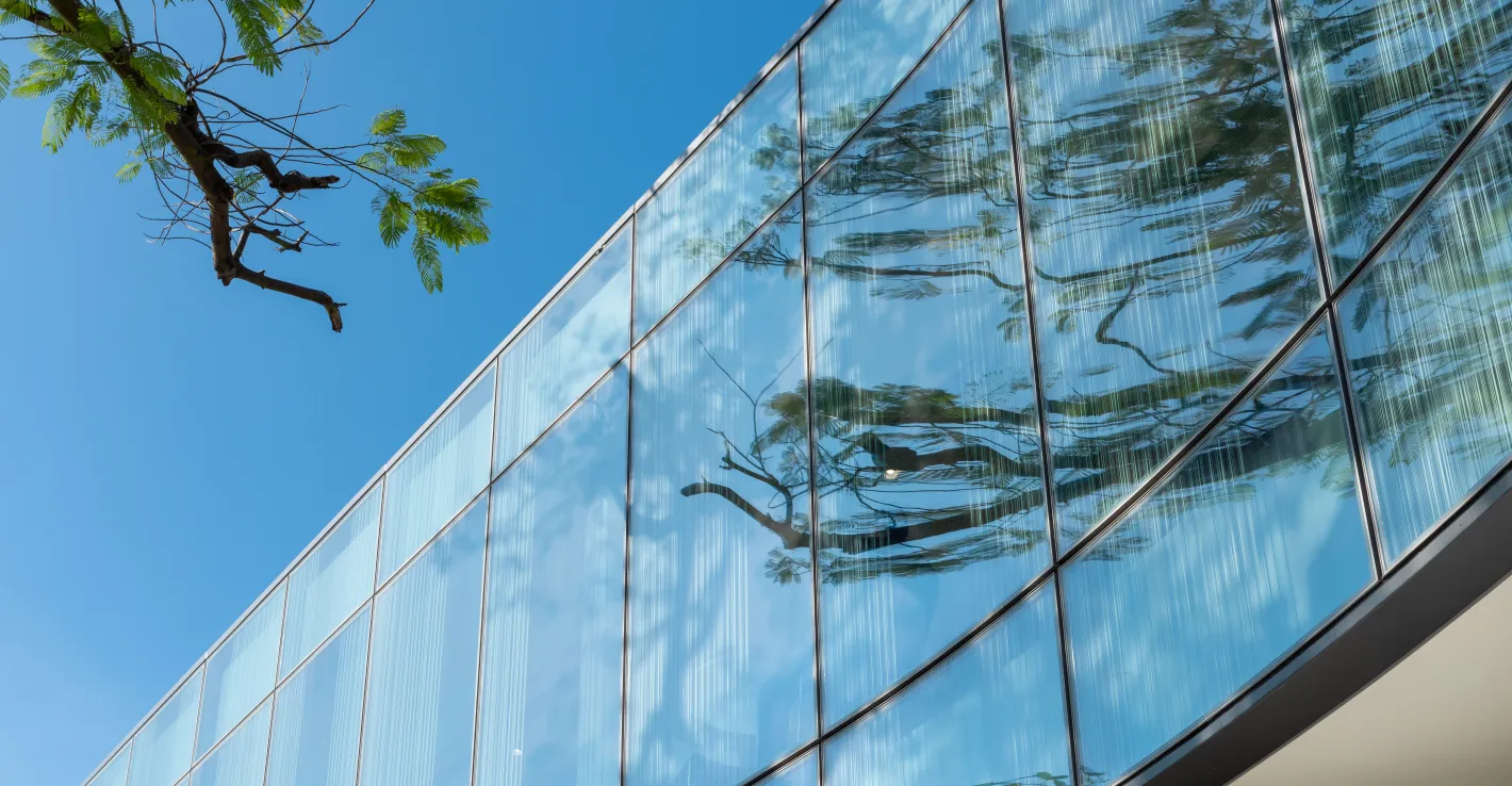 Этот тип фасадного остекления позволяет создать максимально прозрачный и лёгкий фасад здания