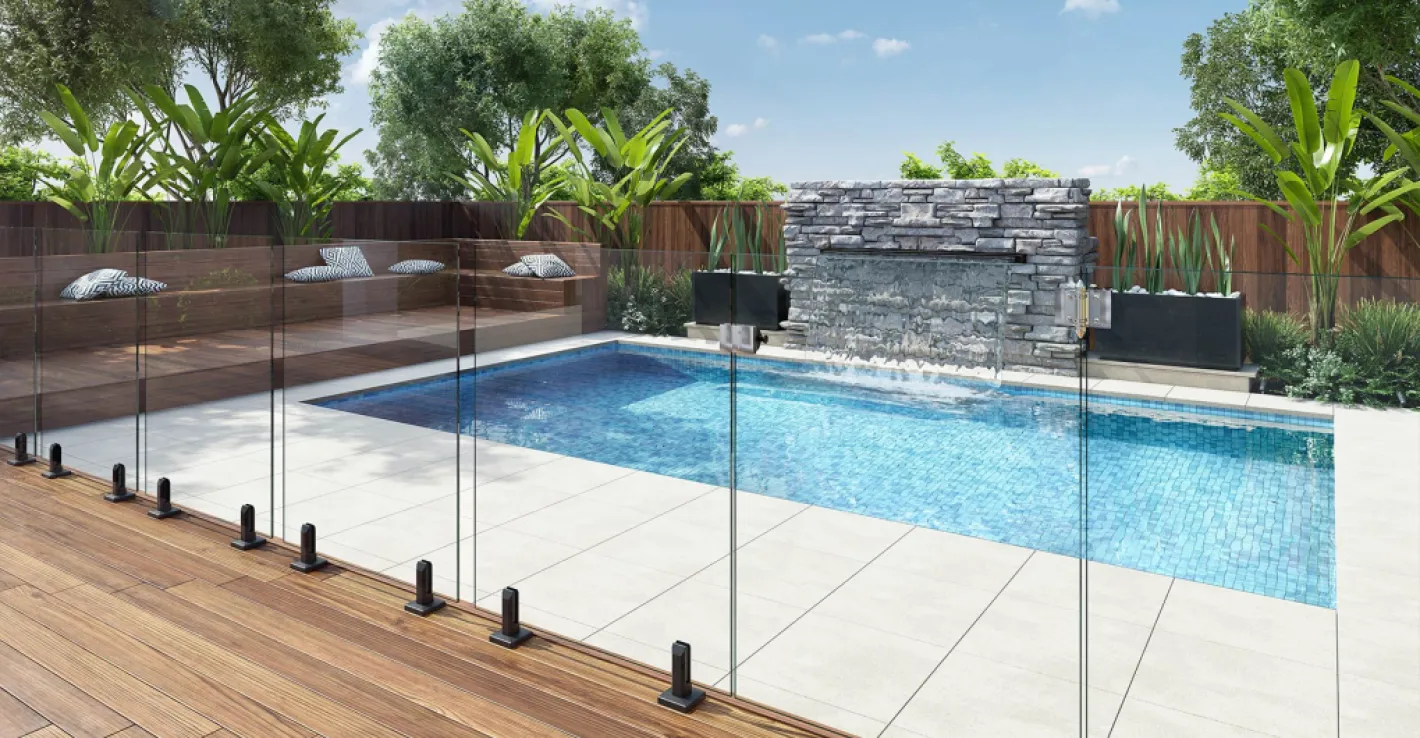 Современные стеклянные ограждения идеально подходят для частных и общественных бассейнов.