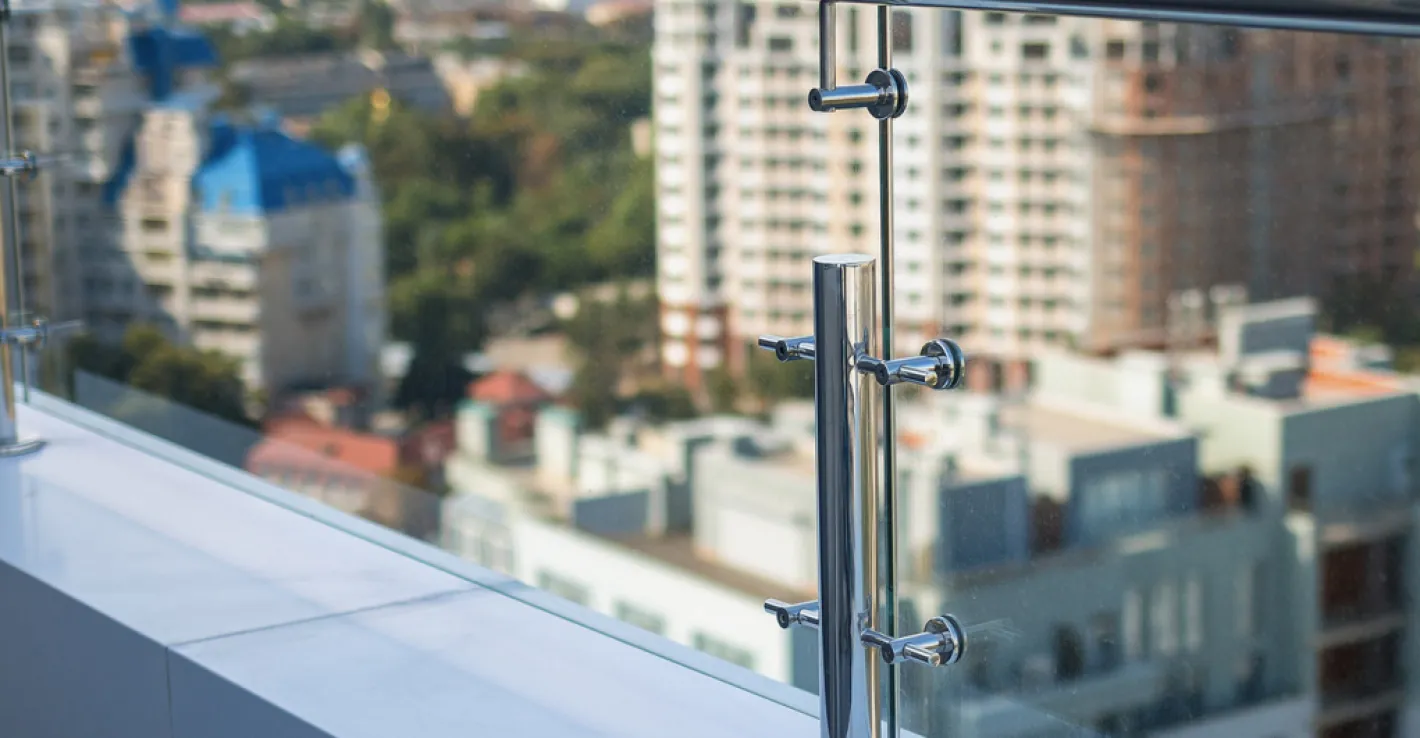 Безопасные ограждения из стекла подходят для любых архитектурных проектов крыш.