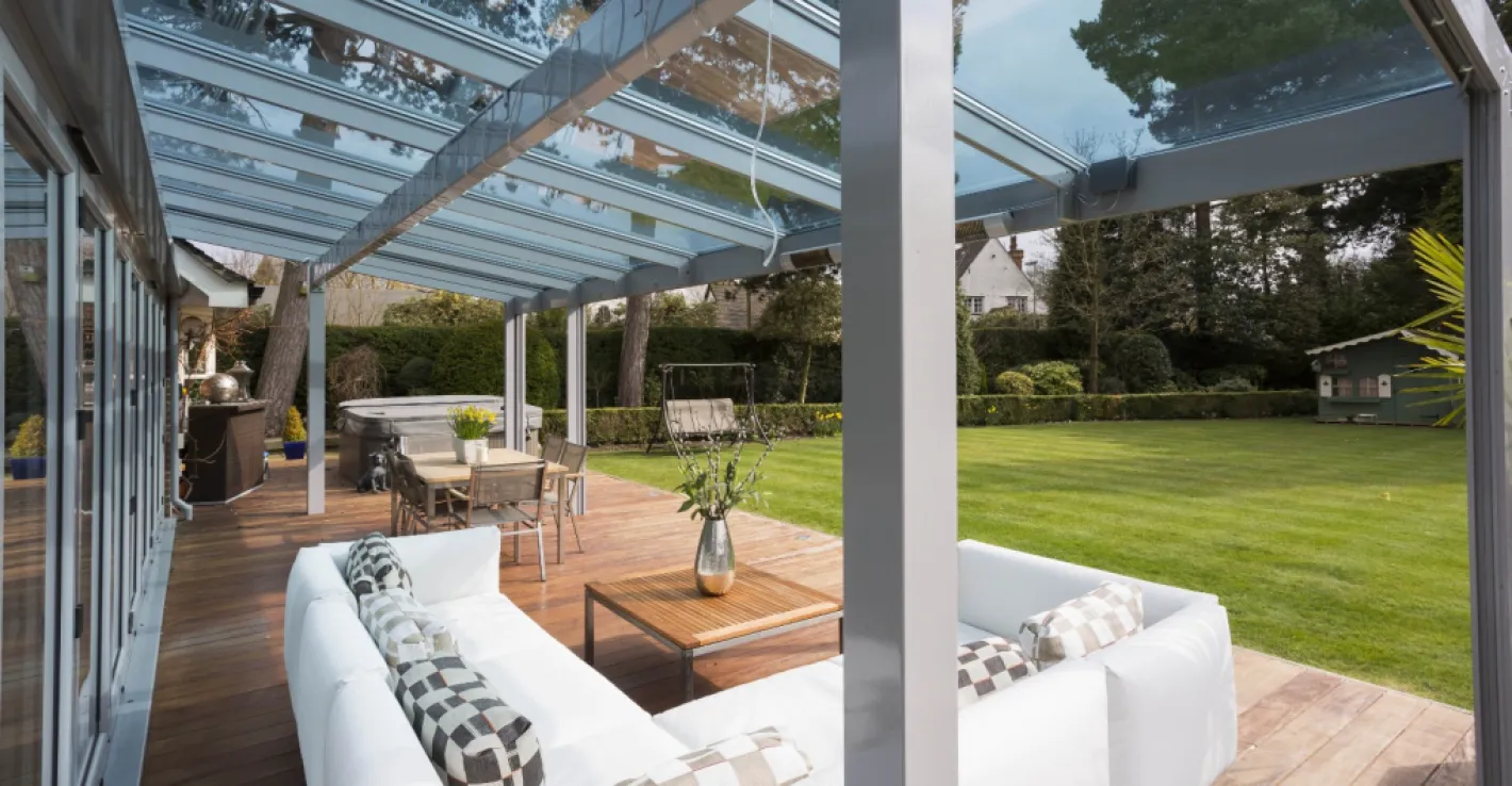 Стеклянный навес гармонично дополняет террасу, делая её яркой и удобной в любое время года.